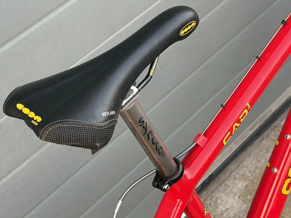 Close up of the Coda 1000 saddle and seatpost